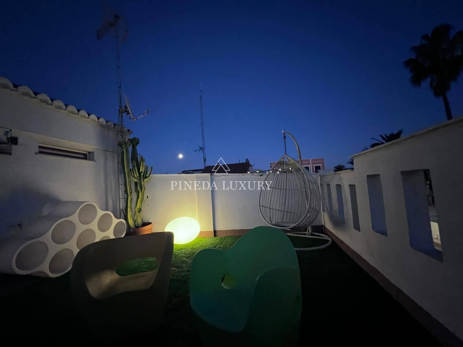 6 soveværelse Rækkehus til salg i Valencia by med swimmingpool - € 990.000 (Ref: 9400946)