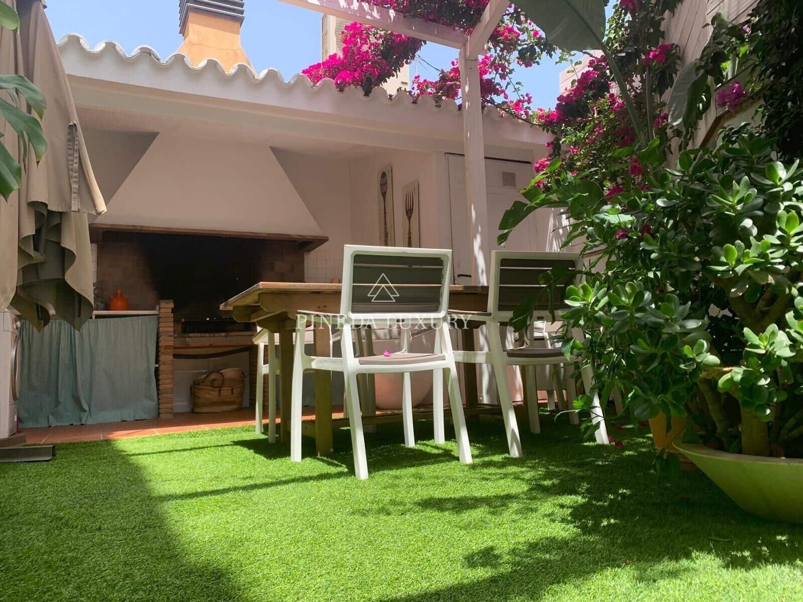 6 soveværelse Rækkehus til salg i Valencia by med swimmingpool - € 990.000 (Ref: 9400946)