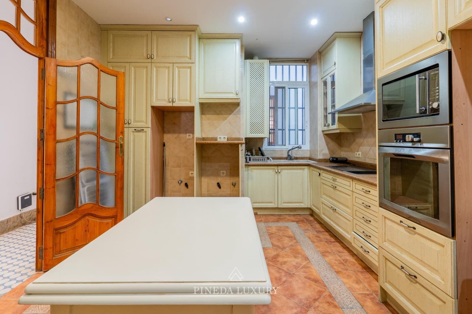 6 bedroom Flat for sale in Valencia city - € 950,000 (Ref: 9406838)