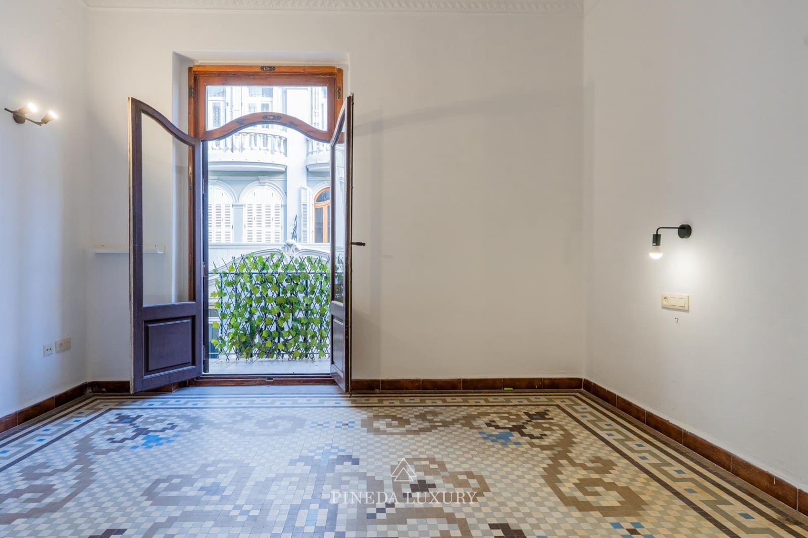 6 bedroom Flat for sale in Valencia city - € 950,000 (Ref: 9406838)