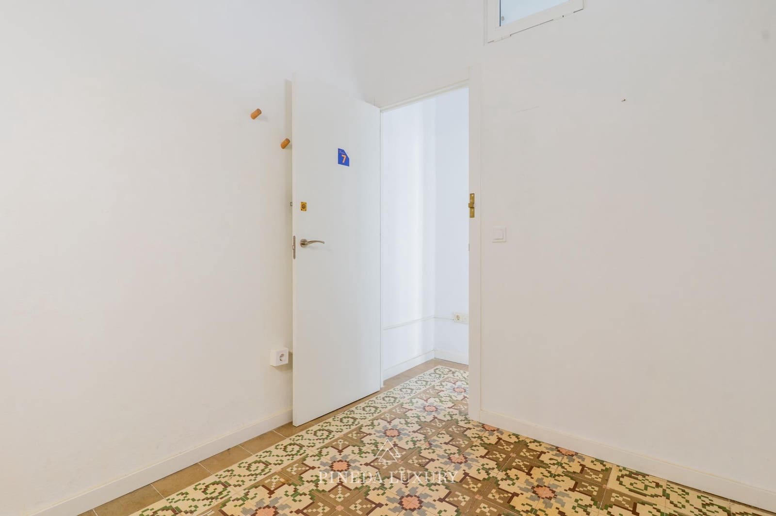 6 bedroom Flat for sale in Valencia city - € 950,000 (Ref: 9406838)