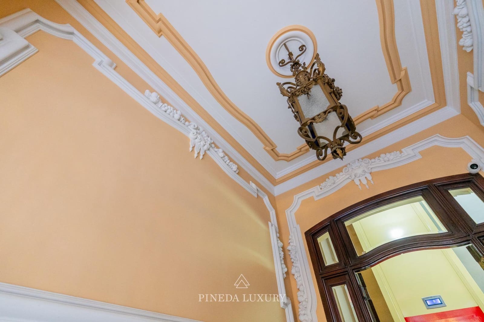 6 bedroom Flat for sale in Valencia city - € 950,000 (Ref: 9406838)