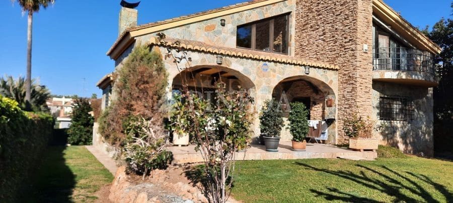 4 makuuhuone Huvila myytävänä paikassa Pucol mukana uima-altaan 
autotalli - 1 100 000 € (Ref: 9482037)