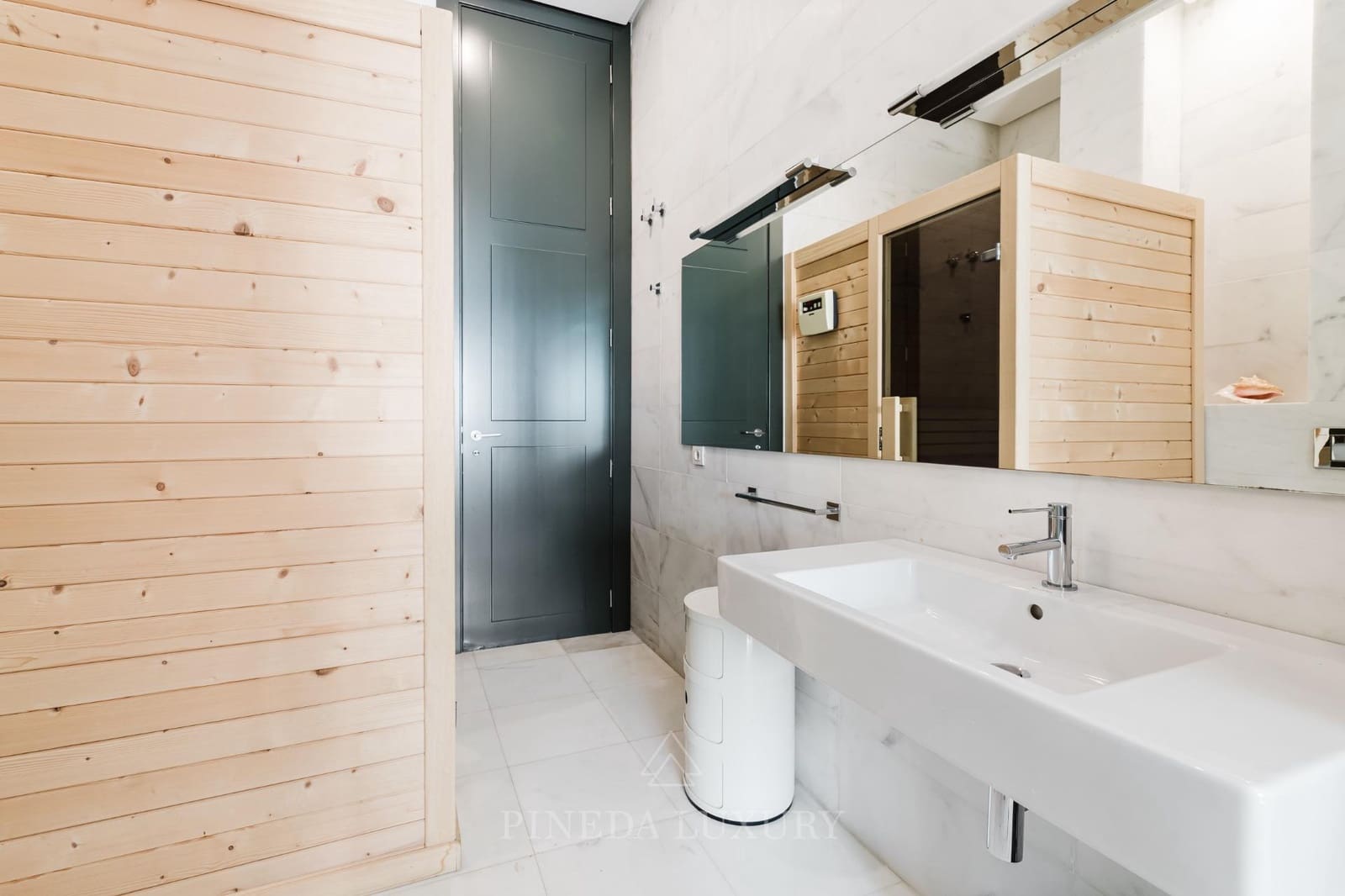 5 bedroom Flat for sale in Valencia city with garage - € 2,575,000 (Ref: 9625556)