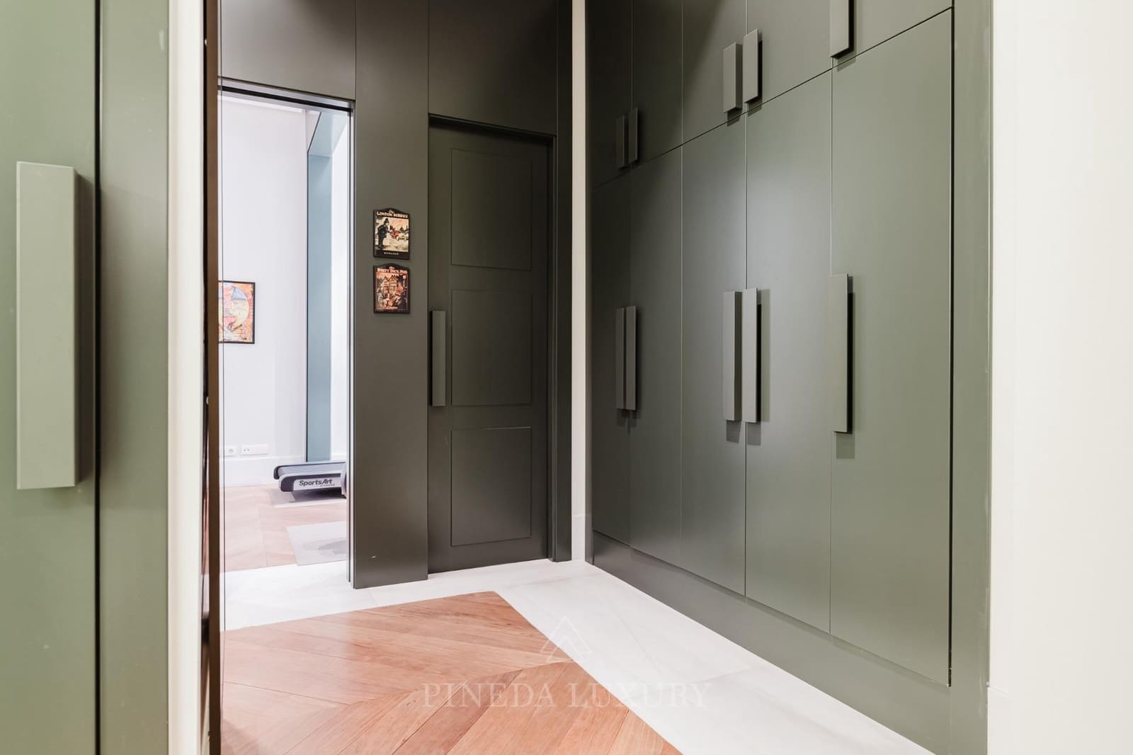 5 bedroom Flat for sale in Valencia city with garage - € 2,575,000 (Ref: 9625556)