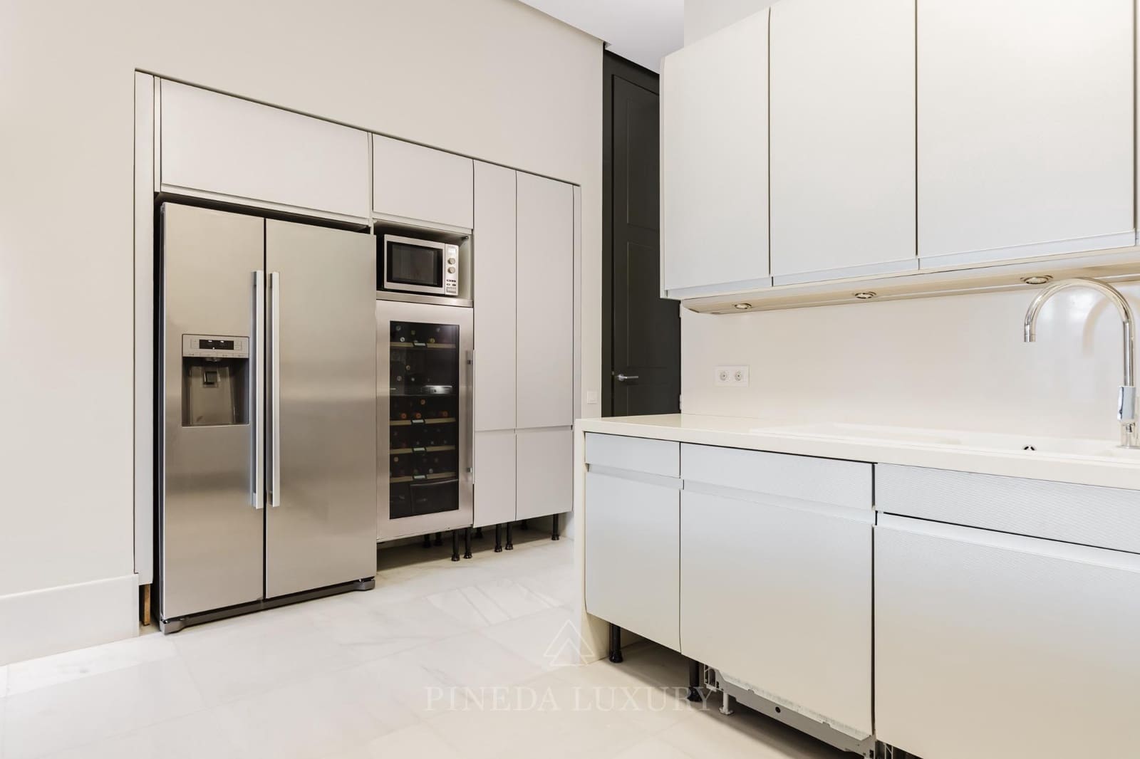 5 bedroom Flat for sale in Valencia city with garage - € 2,575,000 (Ref: 9625556)