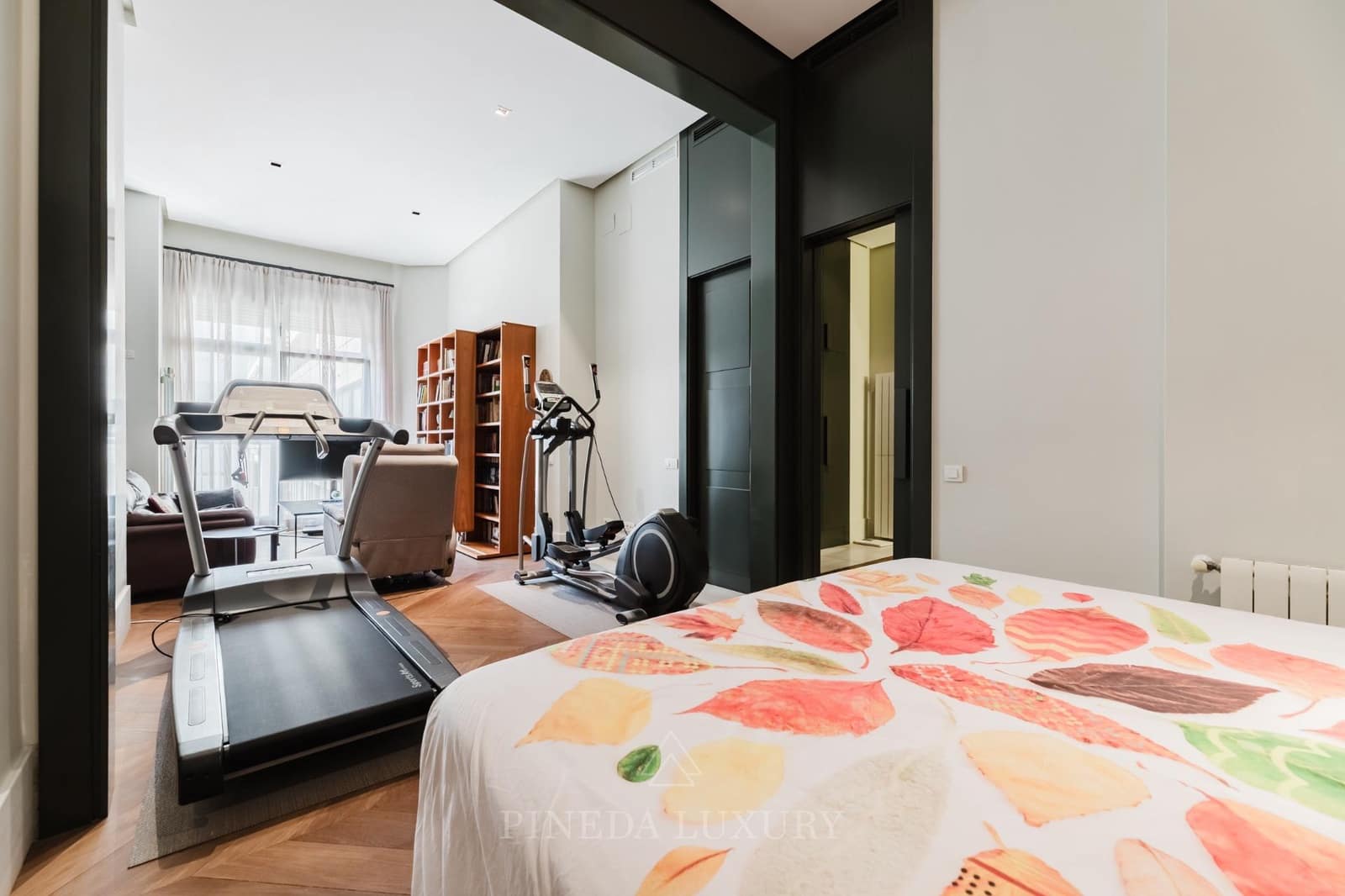 5 bedroom Flat for sale in Valencia city with garage - € 2,575,000 (Ref: 9625556)