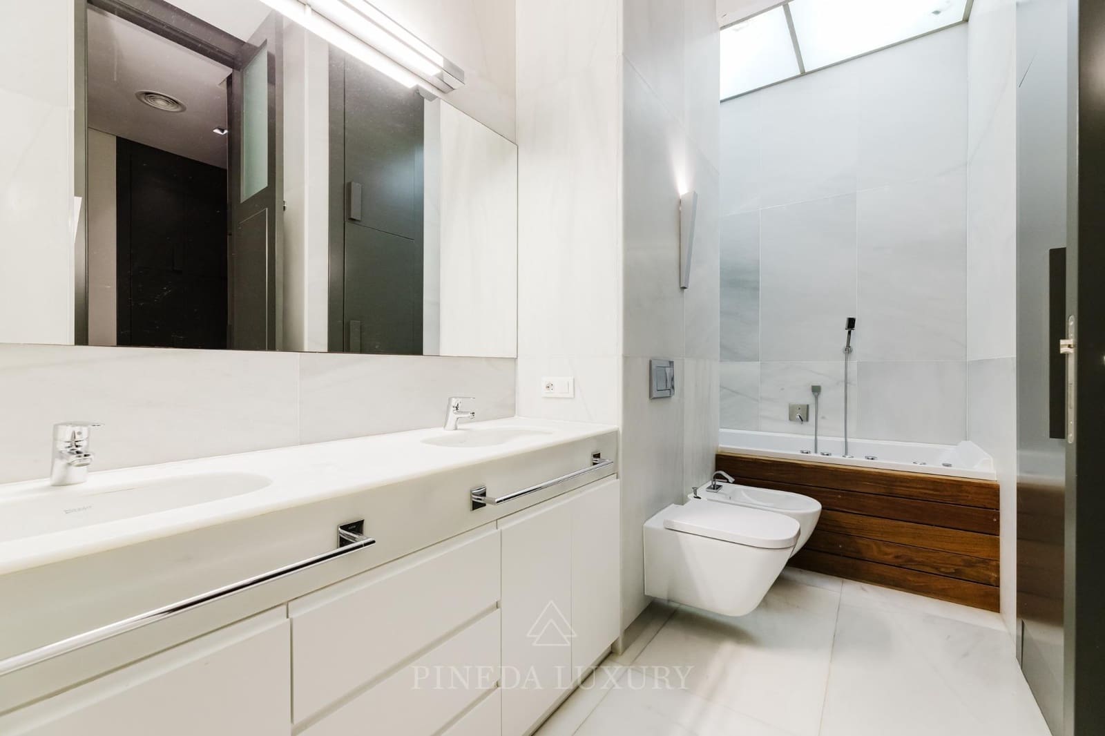 5 bedroom Flat for sale in Valencia city with garage - € 2,575,000 (Ref: 9625556)