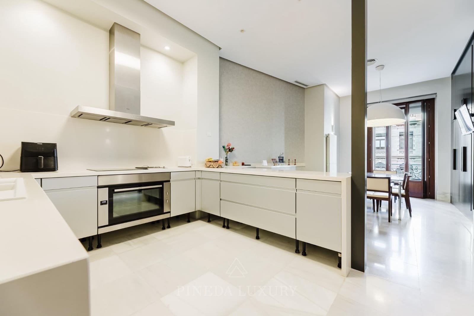 5 bedroom Flat for sale in Valencia city with garage - € 2,575,000 (Ref: 9625556)