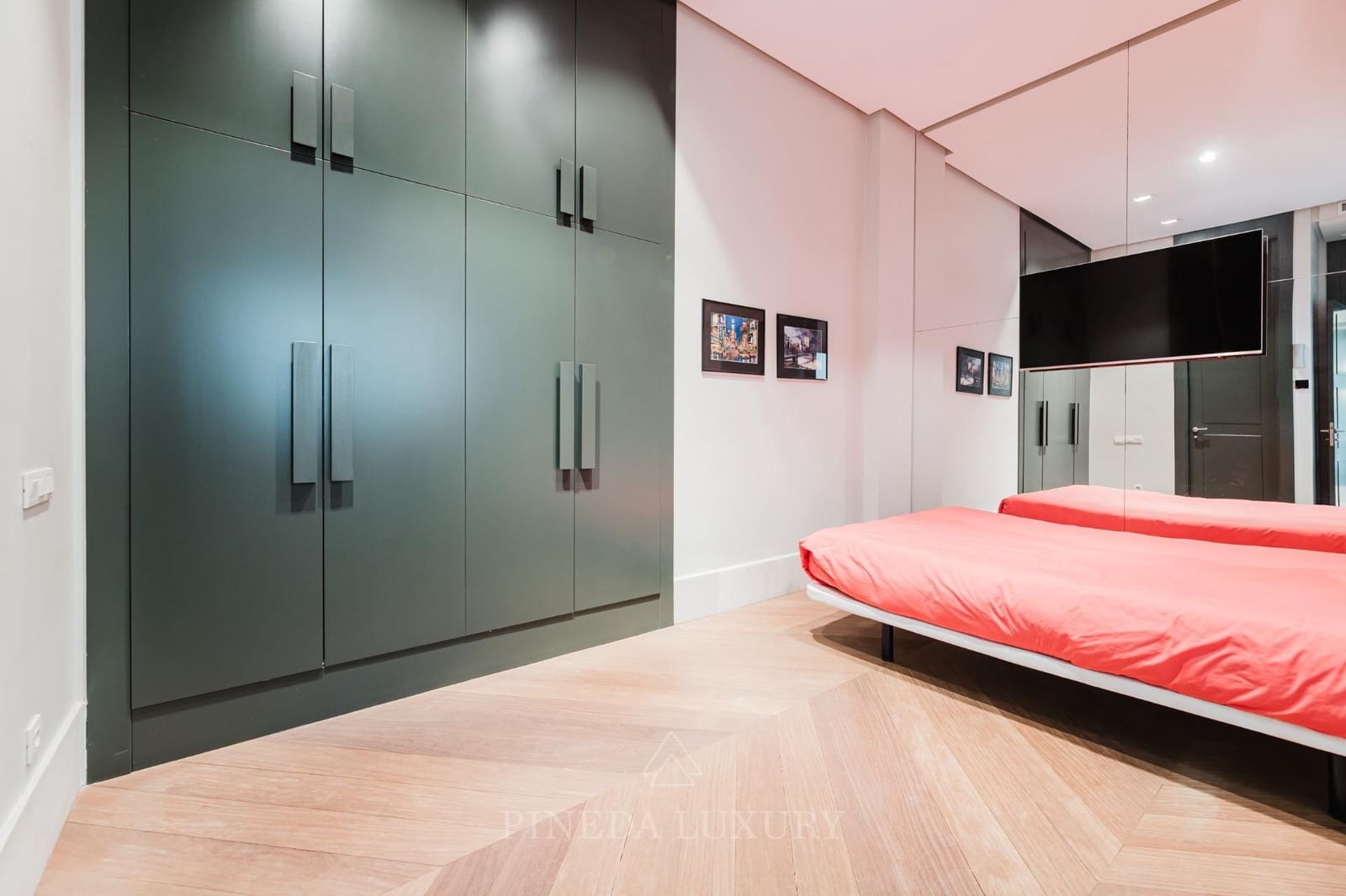 5 bedroom Flat for sale in Valencia city with garage - € 2,575,000 (Ref: 9625556)