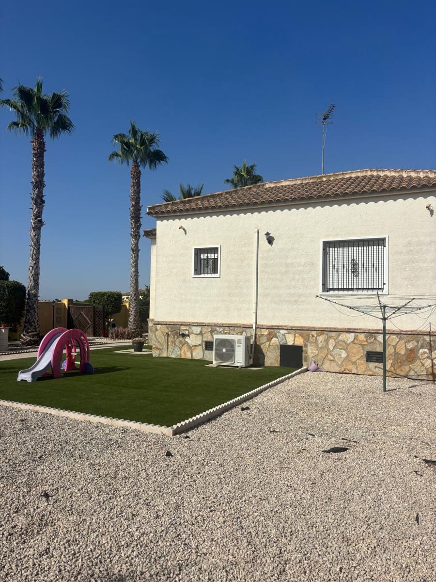 Chalet de 4 habitaciones en Catral en venta con piscina garaje - 369.000 € (Ref: 10078532)