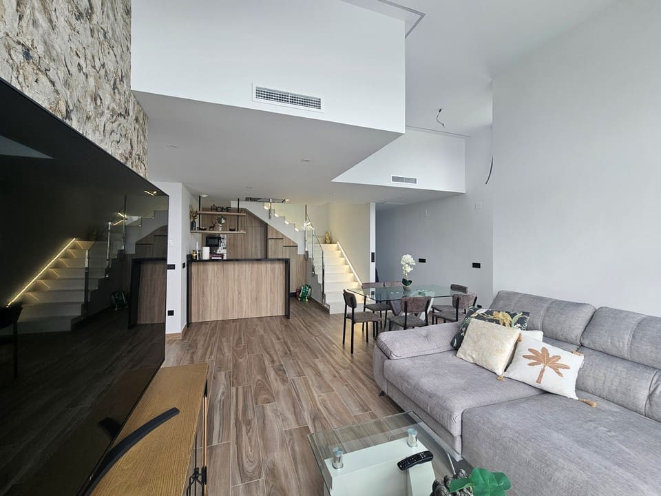 3 sypialnia Willa na sprzedaż w Torrevieja z basenem garażem - 495 000 € (Ref: 10079860)