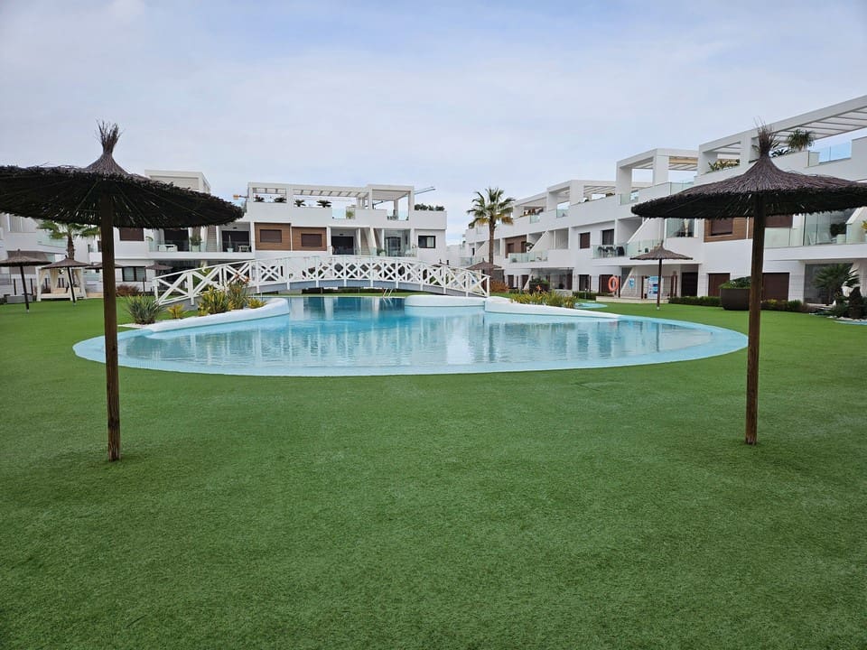 3 sypialnia Willa na sprzedaż w Torrevieja z basenem garażem - 495 000 € (Ref: 10079860)