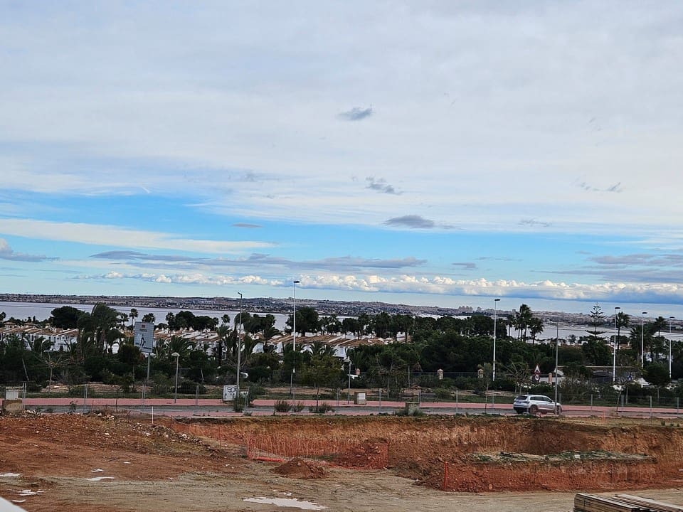 3 sypialnia Willa na sprzedaż w Torrevieja z basenem garażem - 495 000 € (Ref: 10079860)