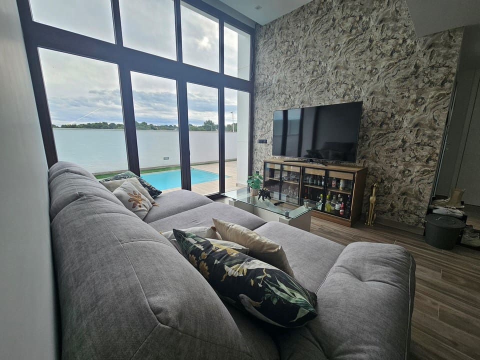 3 sypialnia Willa na sprzedaż w Torrevieja z basenem garażem - 495 000 € (Ref: 10079860)