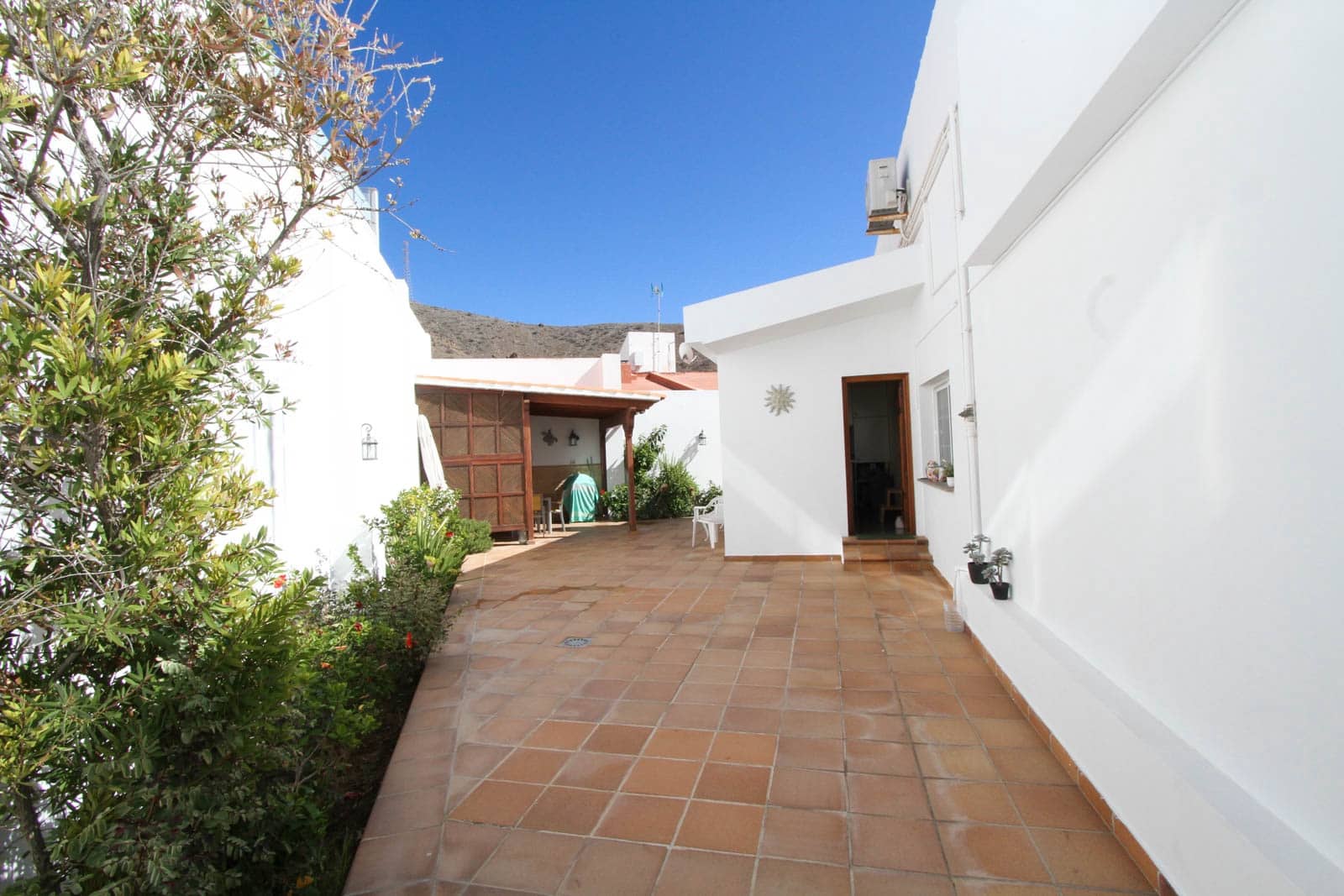 4 bedroom Villa for sale in Arguineguin with pool garage - € 990,000 (Ref: 7916400)