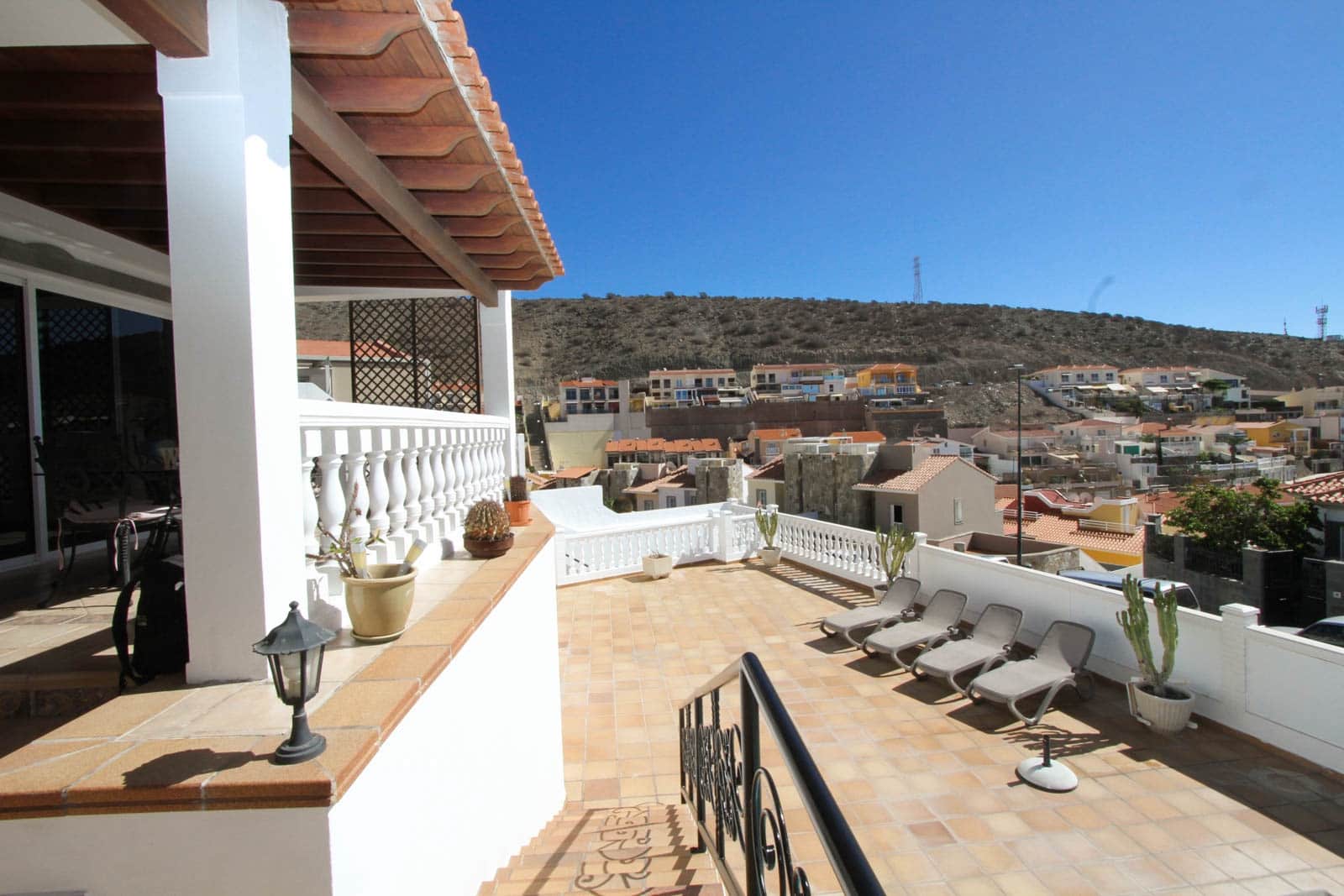 4 bedroom Villa for sale in Arguineguin with pool garage - € 990,000 (Ref: 7916400)