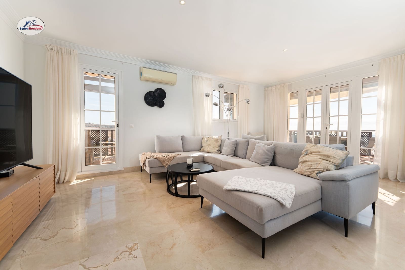 3 bedroom Apartment for sale in Arguineguin with pool garage - € 1,850,000 (Ref: 9535099)