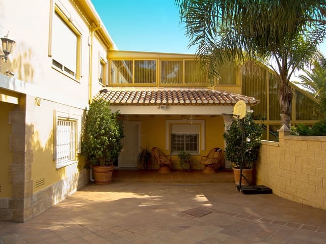 4 bedroom Villa for rent in Las Rotas / Les Rotes, Dénia with pool garage - € 2,800 (Ref: 9229114)