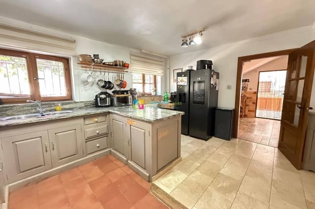 6 bedroom Townhouse for sale in Cantoria with pool garage - € 445,000 (Ref: 10098949)
