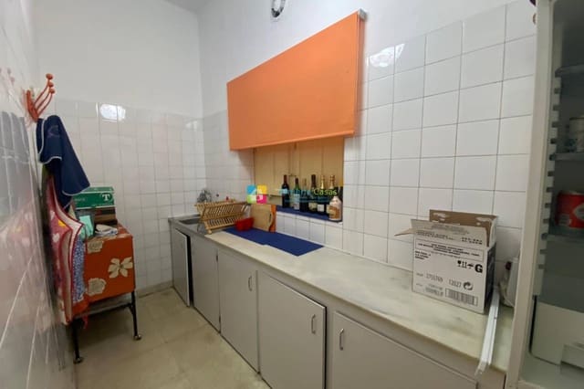 7 soveværelse Byhus til salg i Baza med garage - € 180.000 (Ref: 9325243)