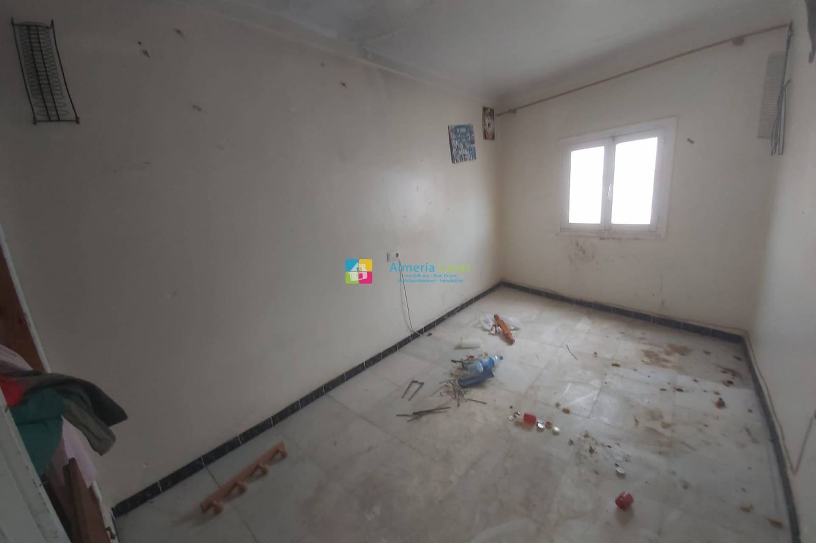 Casa de 6 habitaciones en Fines en venta con garaje - 92.000 € (Ref: 9466184)