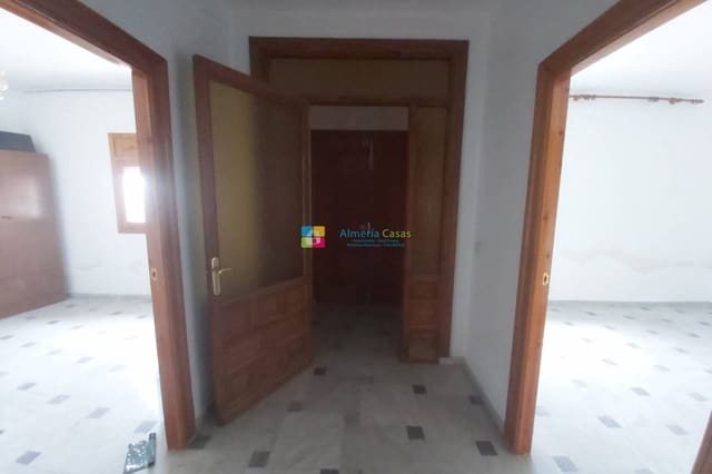 Casa de 6 habitaciones en Fines en venta con garaje - 92.000 € (Ref: 9466184)