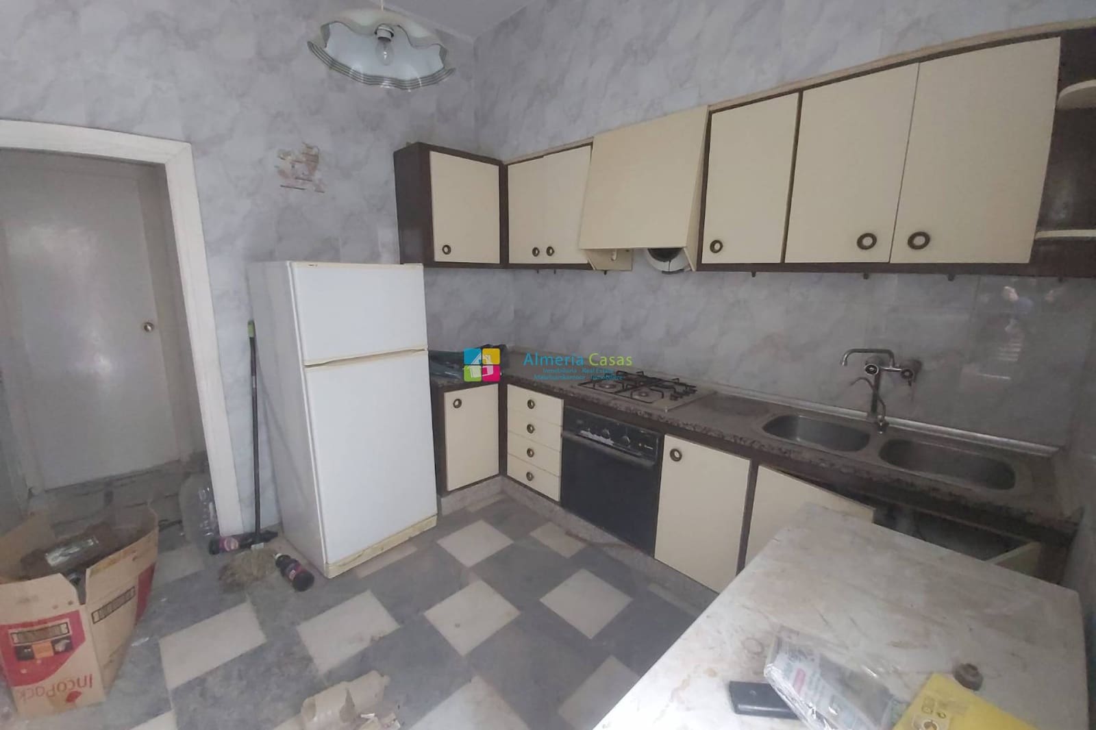 Casa de 6 habitaciones en Fines en venta con garaje - 92.000 € (Ref: 9466184)