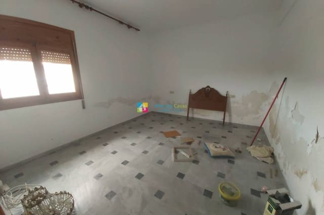 Casa de 6 habitaciones en Fines en venta con garaje - 92.000 € (Ref: 9466184)