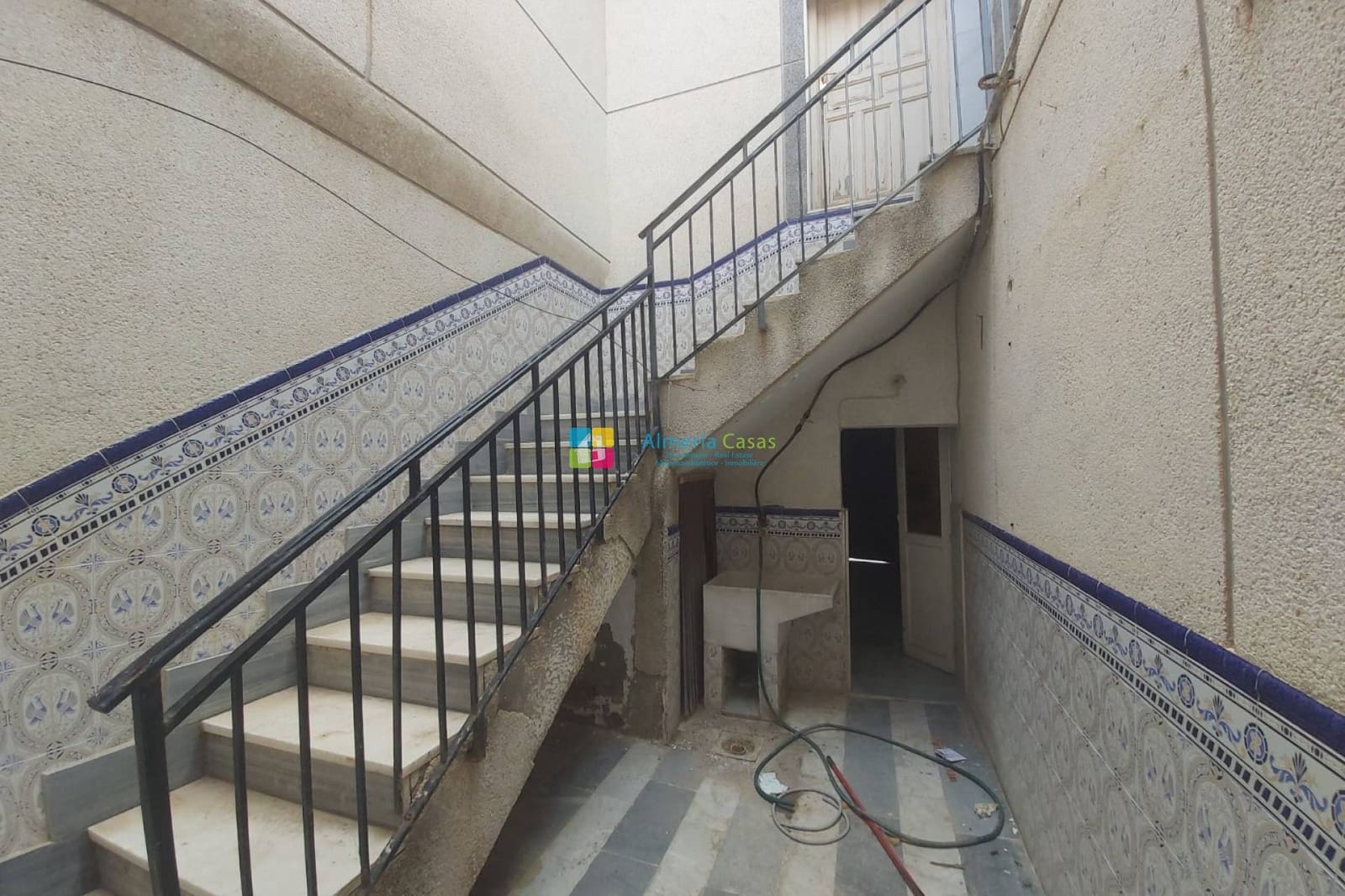 Casa de 6 habitaciones en Fines en venta con garaje - 92.000 € (Ref: 9466184)