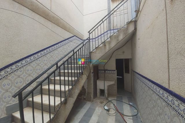 Casa de 6 habitaciones en Fines en venta con garaje - 92.000 € (Ref: 9466184)