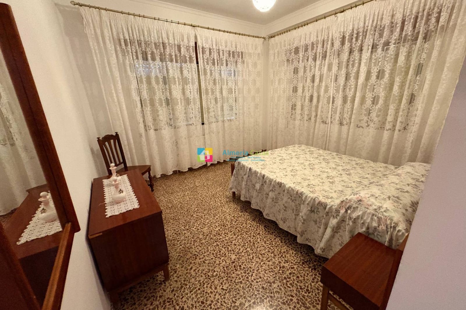 8 soveværelse Byhus til salg i Sierro med garage - € 224.950 (Ref: 9521758)