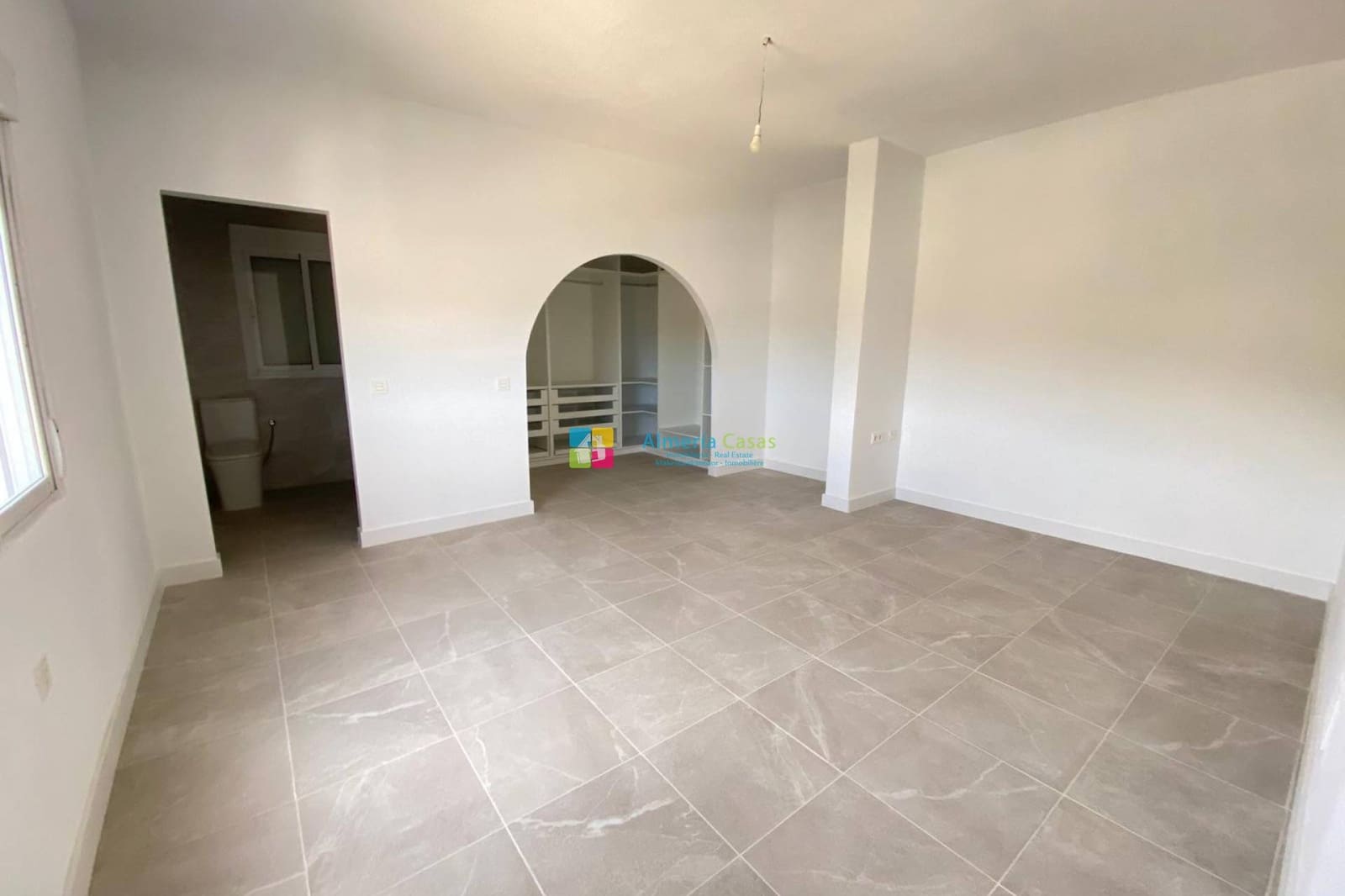 4 makuuhuone Huvila myytävänä paikassa Zurgena mukana uima-altaan - 294 000 € (Ref: 9588281)