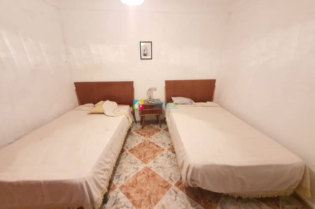 Casa de 6 habitaciones en Fines en venta - 68.000 € (Ref: 9684250)