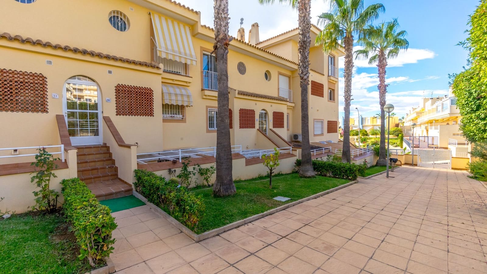3 soveværelse Lejlighed til salg i Orihuela Costa med swimmingpool garage - € 369.000 (Ref: 8566832)