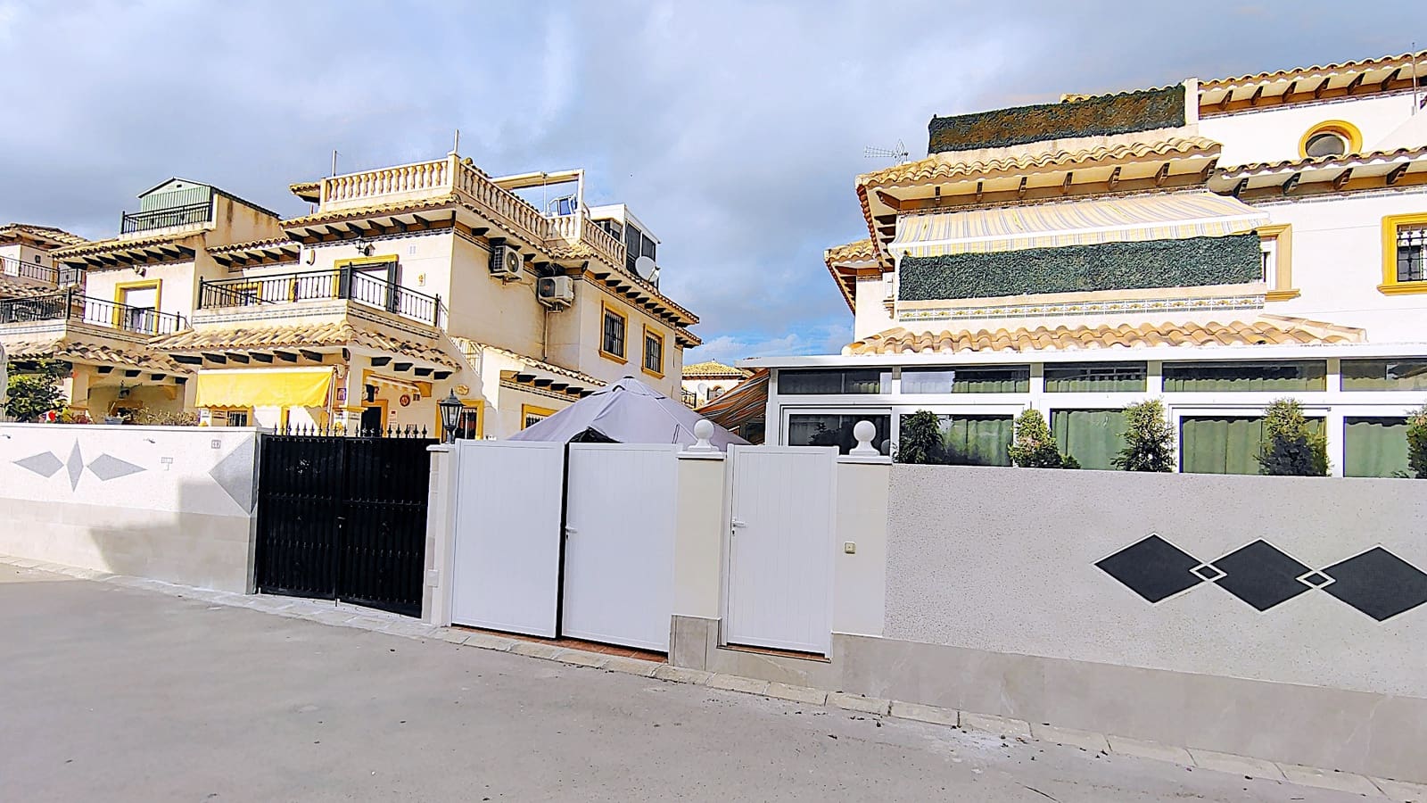 3 soveværelse Rækkehus til salg i La Zenia med swimmingpool garage - € 220.000 (Ref: 8637572)