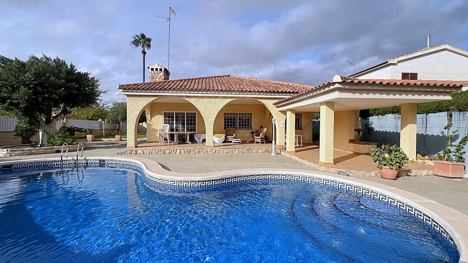 5 quarto Moradia para venda em Dehesa de Campoamor com piscina garagem - 780 000 € (Ref: 9657082)