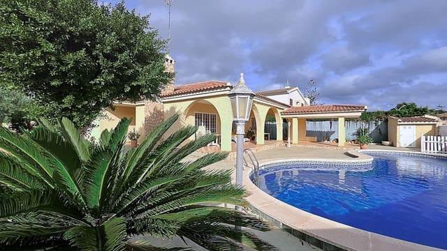 5 Zimmer Villa zu verkaufen in Dehesa de Campoamor, Orihuela mit Pool Garage - 780.000 € (Ref: 9657082)
