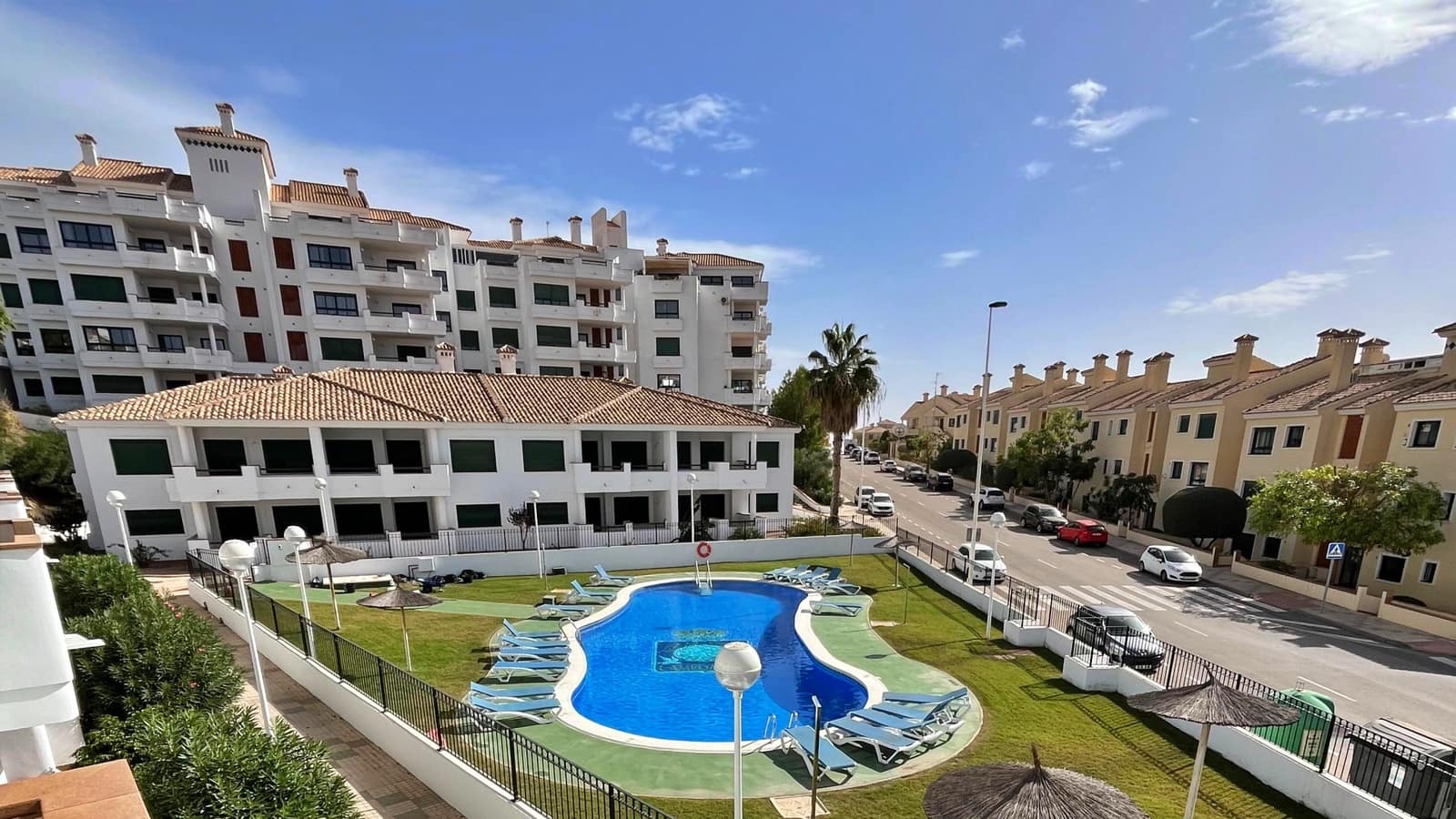 Bungalow de 2 habitaciones en Orihuela Costa en venta con piscina - 212.350 € (Ref: 9657856)