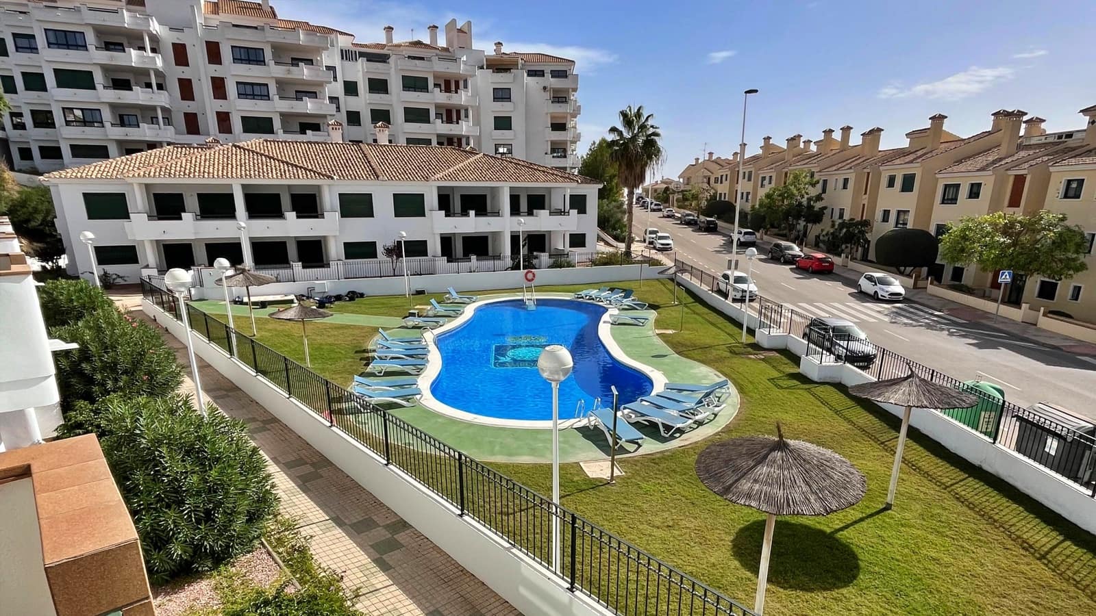 Bungalow de 2 habitaciones en Orihuela Costa en venta con piscina - 212.350 € (Ref: 9657856)