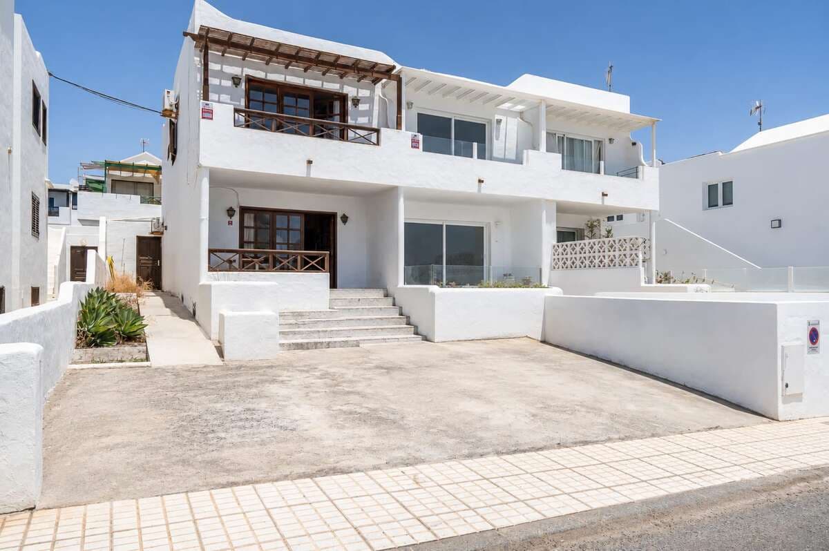 3 bedroom Semi-detached Villa for sale in Puerto del Carmen - € 385,000 (Ref: 10010122)