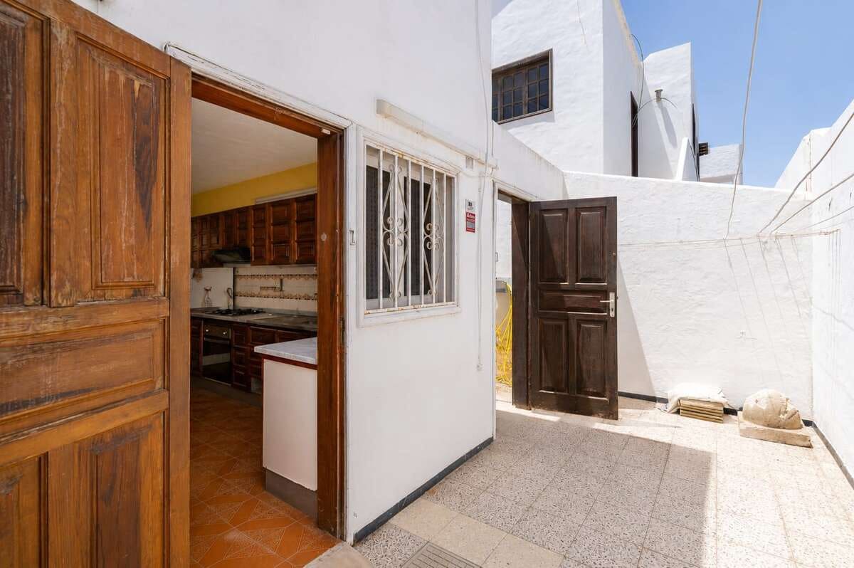 3 bedroom Semi-detached Villa for sale in Puerto del Carmen - € 385,000 (Ref: 10010122)