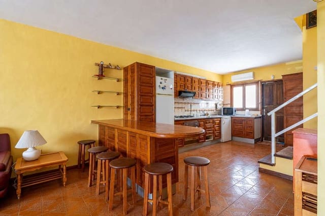 3 bedroom Semi-detached Villa for sale in Puerto del Carmen, Tías - € 385,000 (Ref: 10010122)