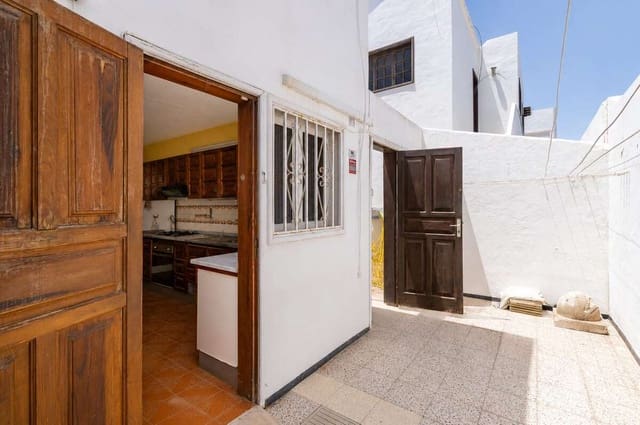 3 bedroom Semi-detached Villa for sale in Puerto del Carmen, Tías - € 385,000 (Ref: 10010122)