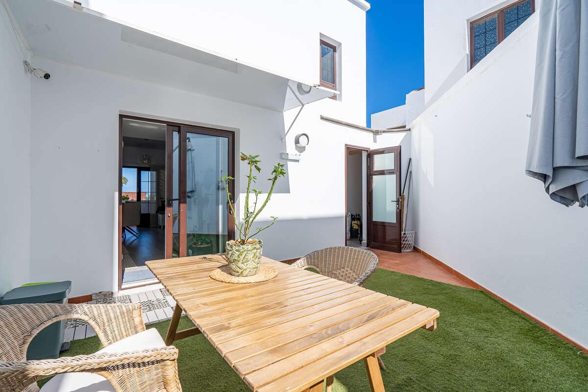 2 quarto Moradia Geminada para venda em Costa Teguise com piscina garagem - 375 000 € (Ref: 10020018)