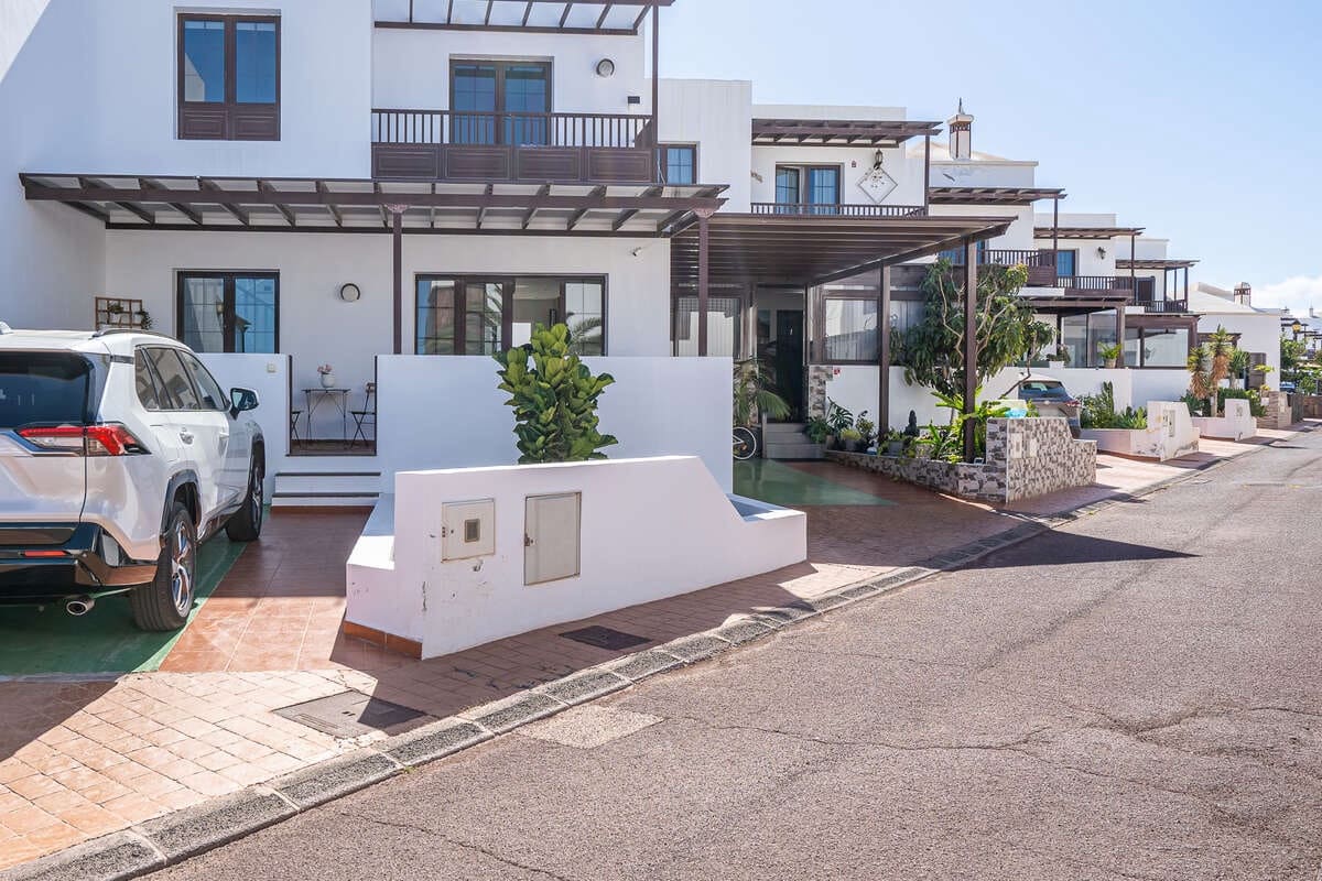 2 quarto Moradia Geminada para venda em Costa Teguise com piscina garagem - 375 000 € (Ref: 10020018)