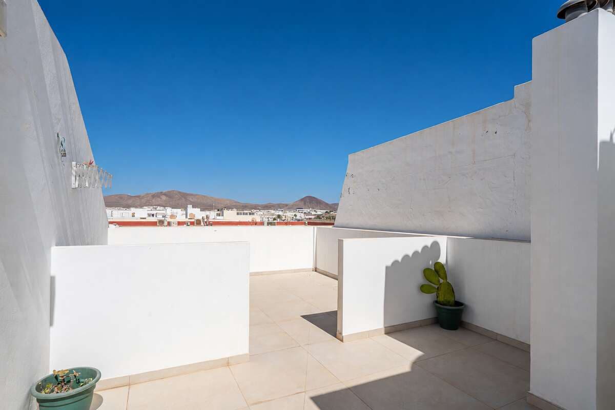 2 bedroom Flat for sale in Arrecife - € 168,000 (Ref: 10131047)