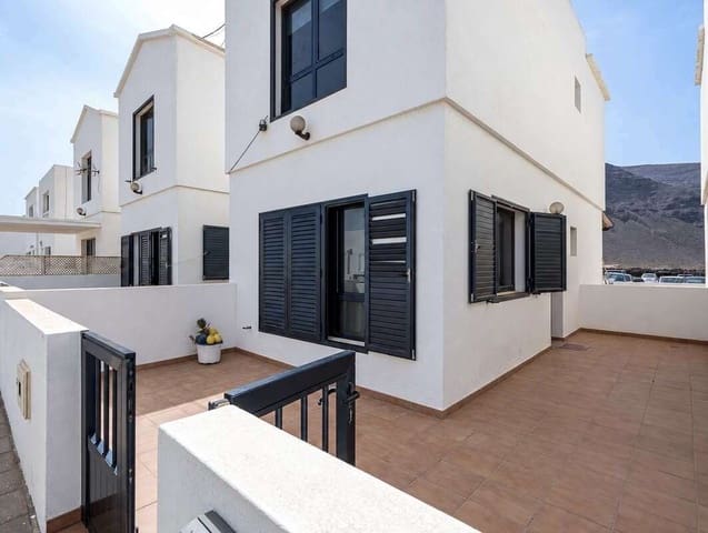 2 slaapkamer Halfvrijstaande villa te koop in Orzola, Haría - € 245.000 (Ref: 10138995)