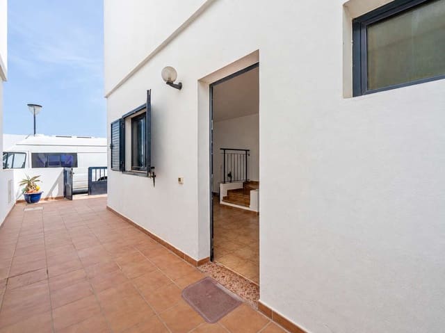2 slaapkamer Halfvrijstaande villa te koop in Orzola, Haría - € 245.000 (Ref: 10138995)