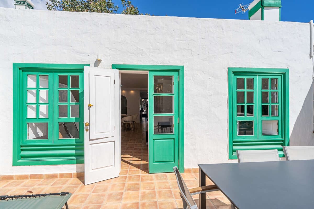 2 bedroom Apartment for sale in Costa Teguise - € 399,000 (Ref: 10157100)